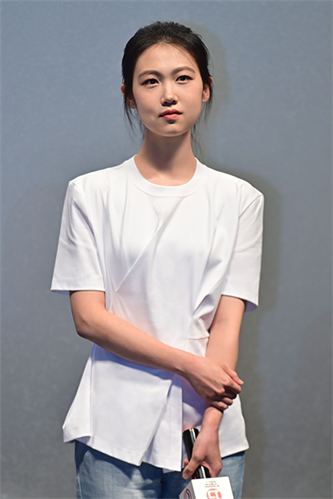 电影《回南天》路演陈宣宇白t尽显清纯.png